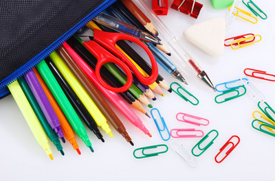 桌上的学校用品 文具的学习伴侣